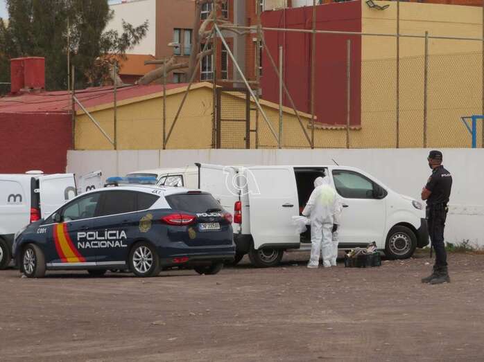 Coche patrulla custodiando la furgoneta donde se halló el cuerpo (Foto TA)